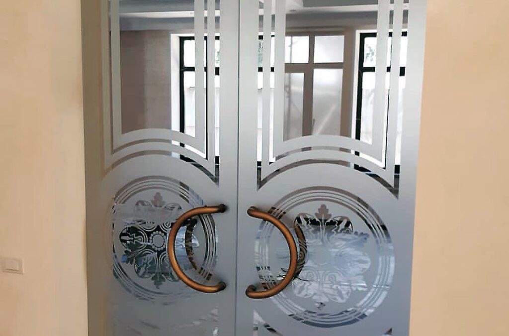 стеклянные маятниковые двери
